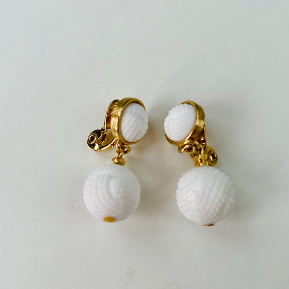 VNT Monet signed drop bead earrings and VNT matching white necklace - Picture 5 of 6